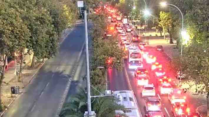 Dos autos quemados, árbol caído en Providencia y EFE suprime servicio: Así parte el "súper lunes"