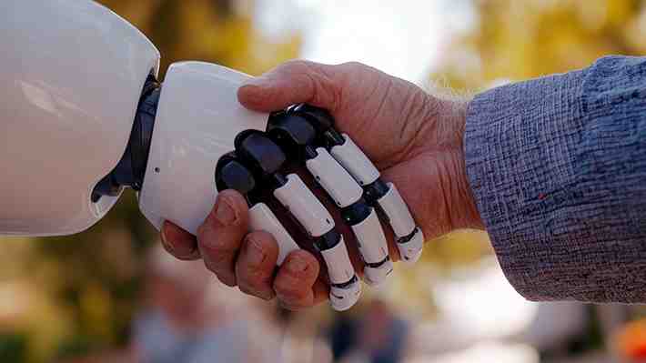 Avances tecnológicos en robots ayudantes para personas mayores: China crea primer estándar para su fabricación