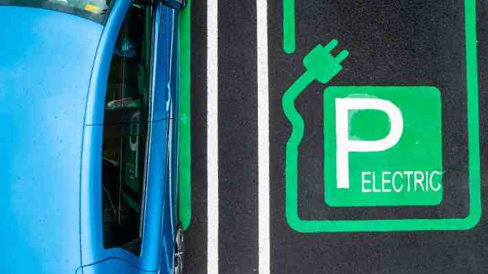 BYD sigue sacando ventaja de Tesla y anuncia sistema que recarga 300 km en cinco minutos