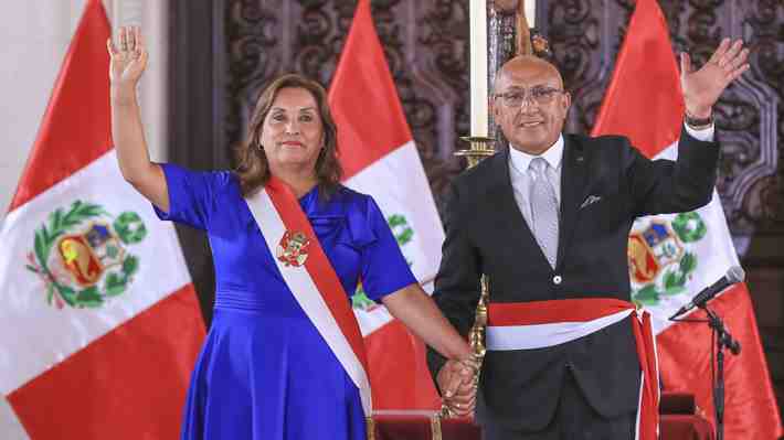 En medio de crisis de seguridad, Dina Boluarte nombra a un policía en retiro como su séptimo ministro del Interior