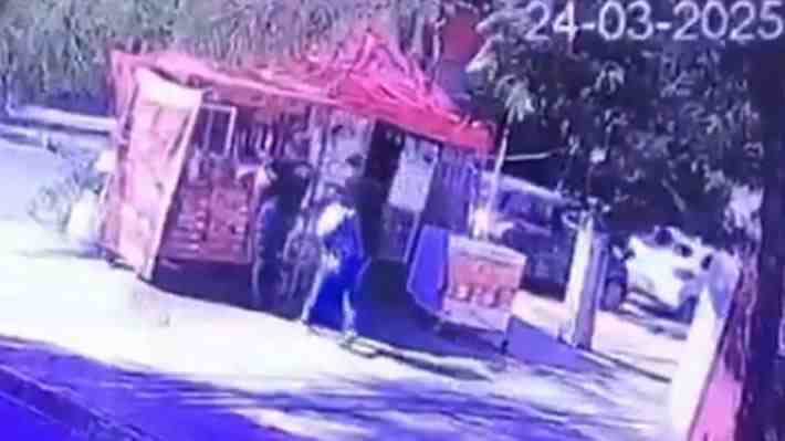 Video | Comprando en un carro de comida y amenazada con su propia arma: El momento del robo a gendarme