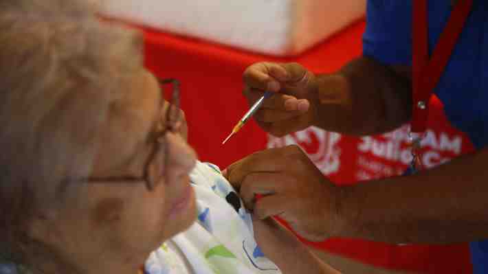 Embarazadas y enfermos crónicos muestran peores tasas de vacunación contra el covid-19