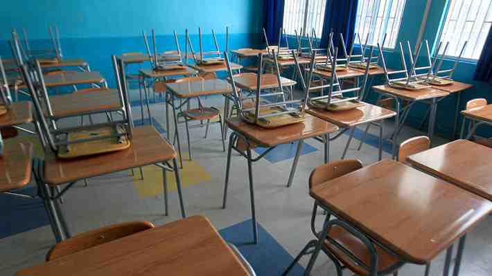 Detienen a padre de estudiante que ingresó a sala de clases para amenazar a alumno que se peleó con su hijo