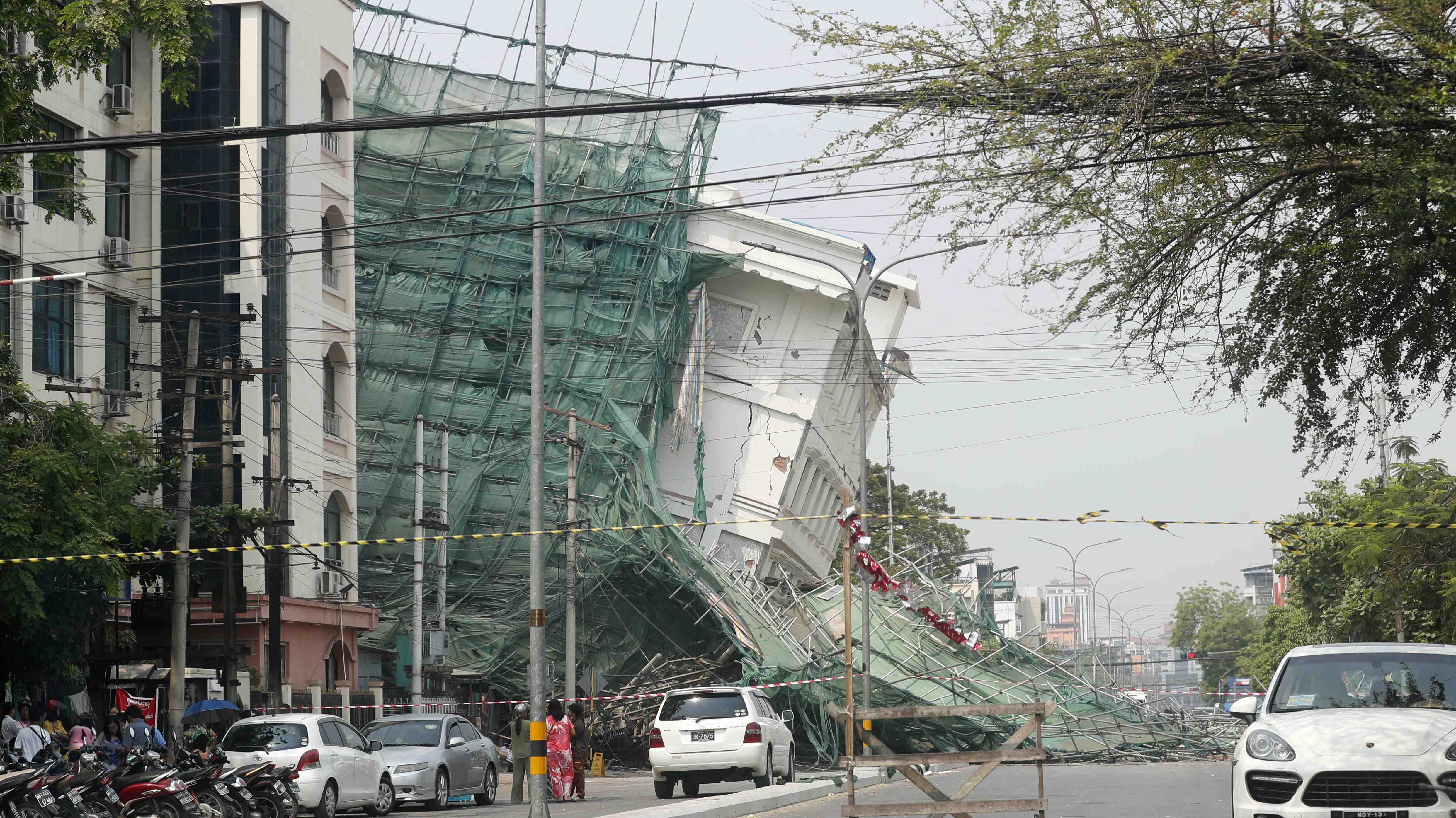 Rescatan a mujer que sobrevivió 91 horas entre escombros en Myanmar y cifra de fallecidos sube a 2.719