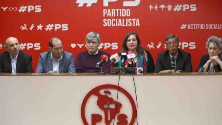 PS se declara en "reflexión" por el comportamiento de sus "aliados" tras la destitución de la senadora Allende