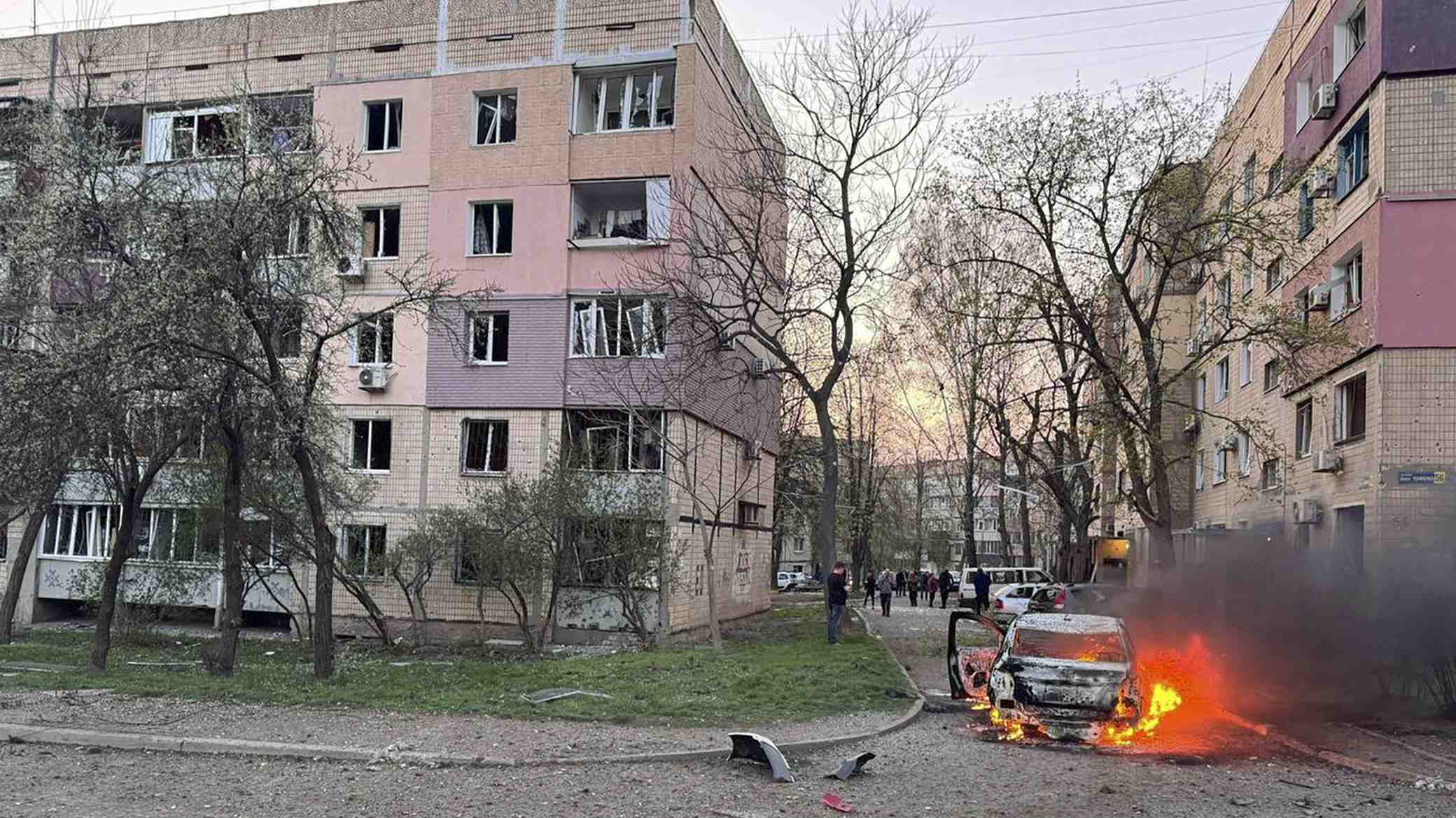 Zelenski asegura que Rusia "no quiere un alto al fuego" tras ataque con misiles a zona residencial que dejó 14 muertos