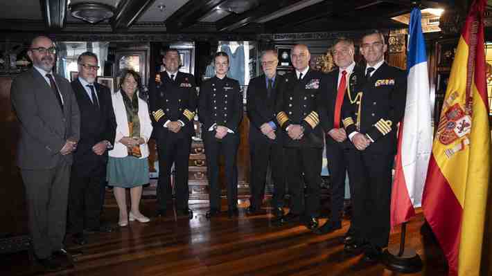 Ministra de Defensa sostiene encuentro oficial con princesa de Asturias tras su arribo a Valparaíso