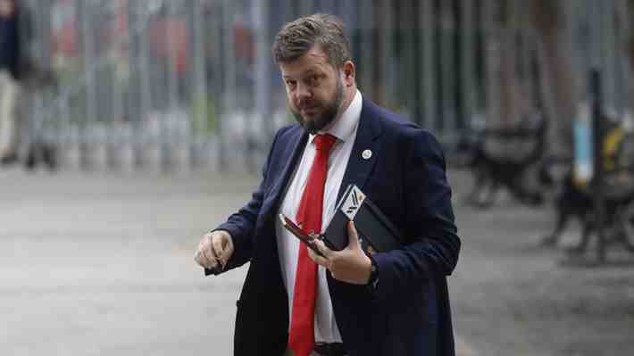 Kaiser responde a Jara y afirma que no puede renunciar: "El parlamentario es elegido por la gente"