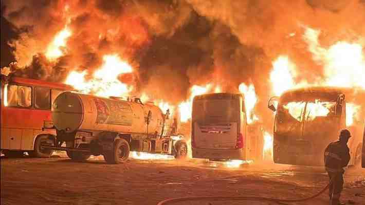 Incendio en El Monte consumió vehículos municipales: Fiscal dice que hubo dos focos "absolutamente provocado por terceros"