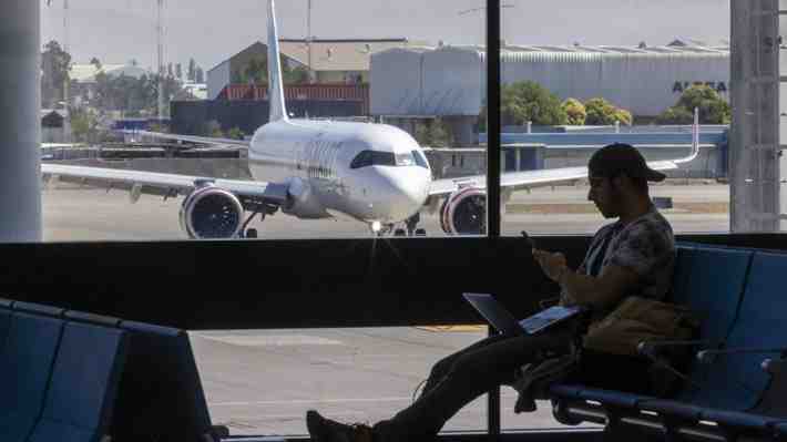 Intermitencia en funcionamiento del aeropuerto de Santiago por aves: Es la sexta vez en siete días