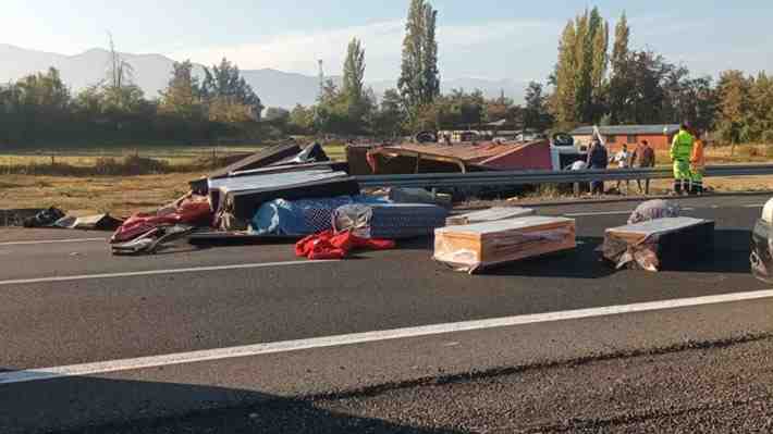 Volcamiento de camión tras chocar con automóviles deja dos fallecidos en Ruta 5 Sur