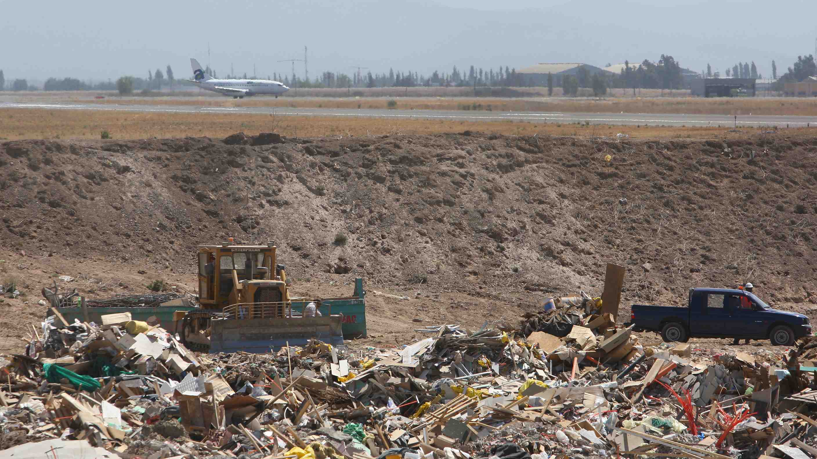 Municipalidad de Pudahuel detecta seis vertederos ilegales que atraerían a aves que complican aeropuerto