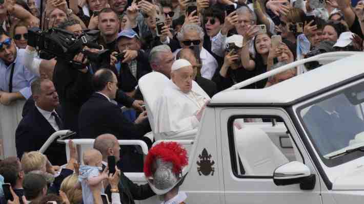 Papa Francisco reaparece y saluda a fieles en Plaza de San Pedro durante Domingo de Resurrección