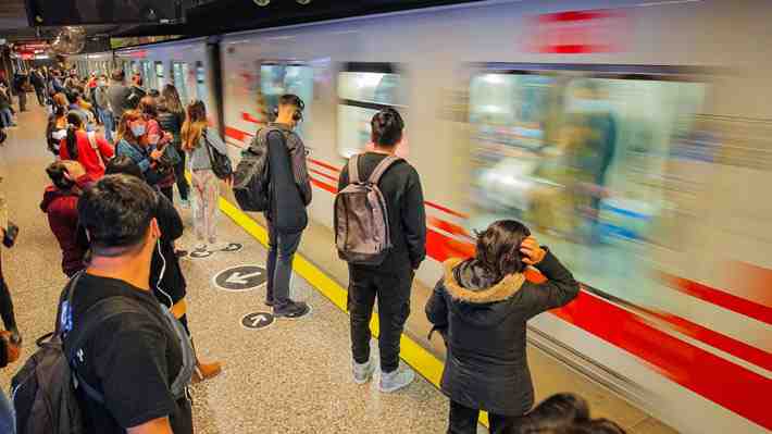 Metro cierra estación Universidad de Santiago por riña en su exterior: Hombre resultó apuñalado