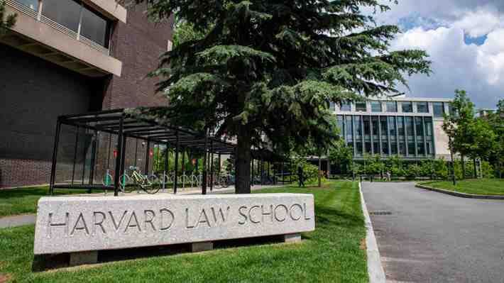 Universidad de Harvard demanda al Gobierno de Trump por recortes en financiación: "Las acciones son ilegales"