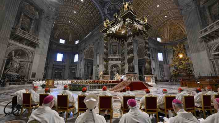 Atraer a desafectados y "tolerancia cero" al abuso: Los desafíos para la Iglesia Católica tras la muerte de Francisco