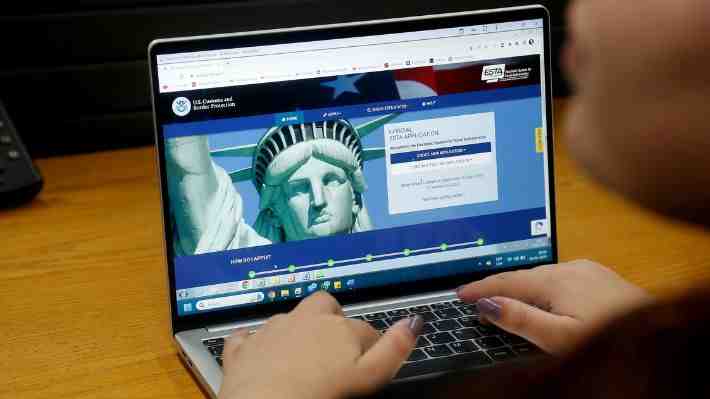 "Está en la cuerda floja": Parlamentarios en alerta por continuidad de la Visa Waiver