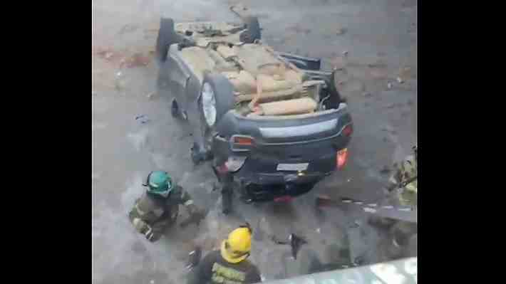 Auto con cinco ocupantes cae al río Mapocho tras choque con otro vehículo: Fueron rescatados por Bomberos