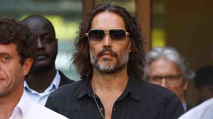 Actor Russell Brand asiste a audiencia por acusaciones de violación y agresiones sexuales: Quedó en libertad bajo fianza