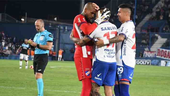 Revisa el gran gol de Eduardo Vargas para Nacional,  el gesto de un compañero y los elogios de su DT