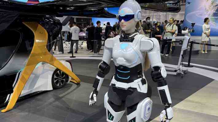Chery presenta a Mornine, el robot humanoide que busca revolucionar la venta de autos