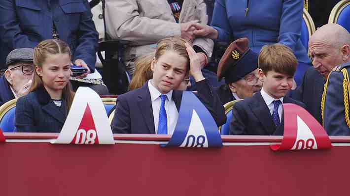 Video | El príncipe Louis lo hace de nuevo: Imitó a su hermano durante desfile por los 80 años del fin de la II Guerra Mundial