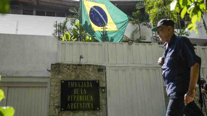 Rescatan a cinco opositores de Maduro aislados hace 13 meses en la Embajada argentina de Caracas: Viajaron a EE.UU.