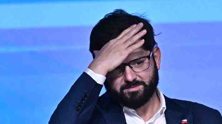 CEP: Desaprobación de Presidente Boric sube 12 puntos al 66% y su aprobación cae al 22%