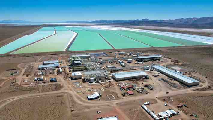 Cancelación de millonarios proyectos de litio enciende alarmas ad portas de viaje de Boric a China