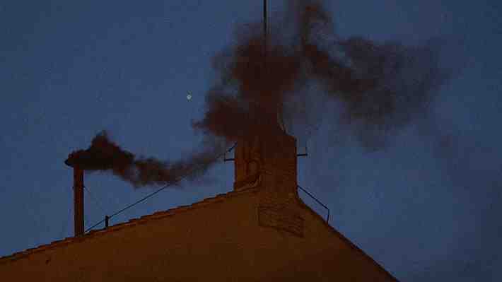Fumata negra: Primera jornada del cónclave termina sin un acuerdo por el nuevo papa