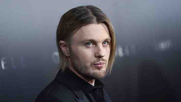 Exnovia acusa a Michael Pitt de abuso sexual, estrangulamiento y agresiones: Actor fue arrestado y liberado bajo fianza