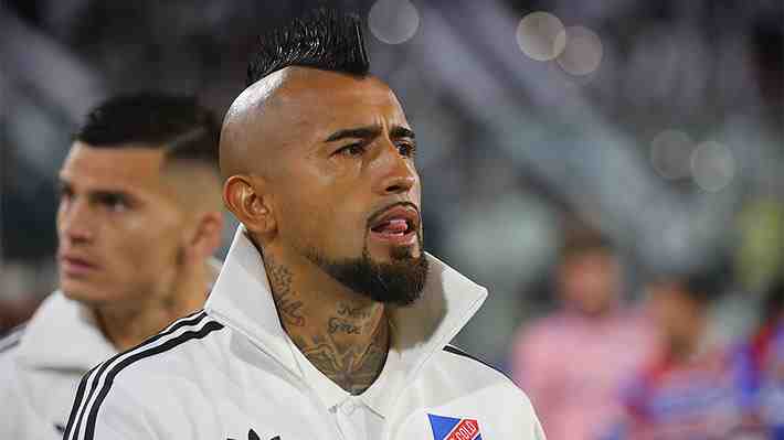 Vidal confiesa el golpe en el plantel tras el papelón de Colo Colo en Brasil y lanza una advertencia