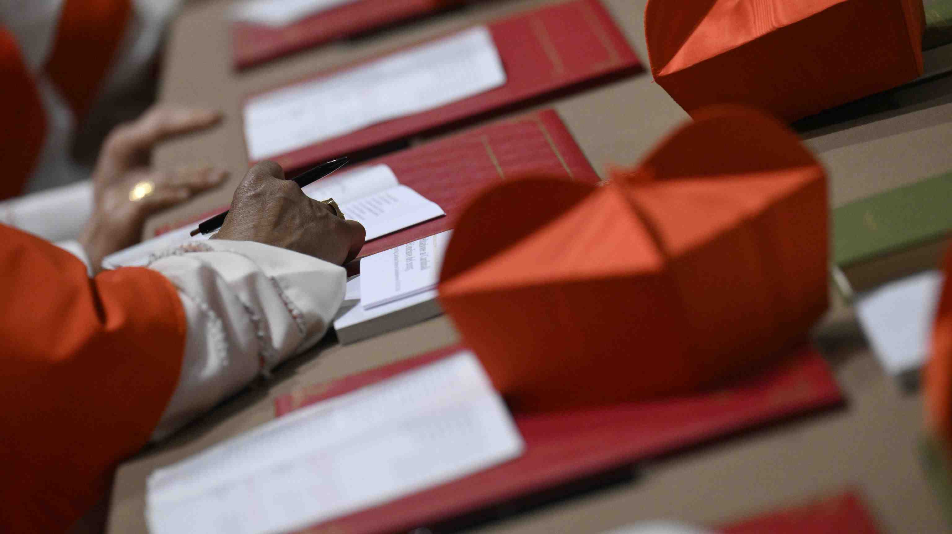 Furor en casas de apuestas por nuevo papa: Hay claros favoritos y usuarios han jugado millones de dólares
