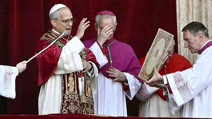 Con homenaje a Francisco y un mensaje en español: Las primeras palabras del papa León XIV