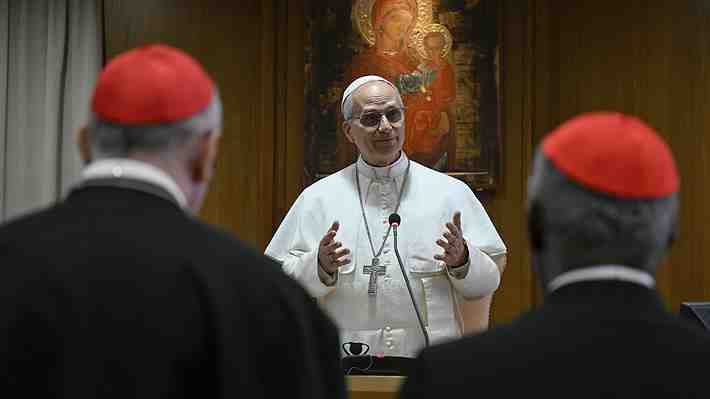 Papa explica a cardenales porqué eligió el nombre León XIV y promete seguir con el estilo de Francisco