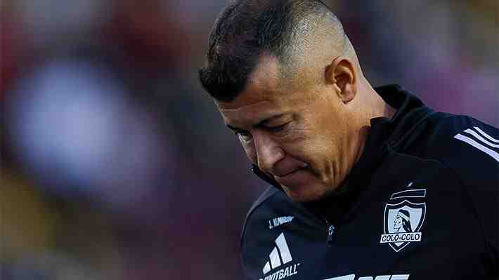 El futuro de Jorge Almirón en Colo Colo ya es tema y el DT sufre "apriete" de hinchas tras papelón en Copa Chile