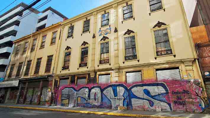 Vandalizan recién restaurado edificio del Bar Inglés en Valparaíso: Recinto pronto será reinagurado