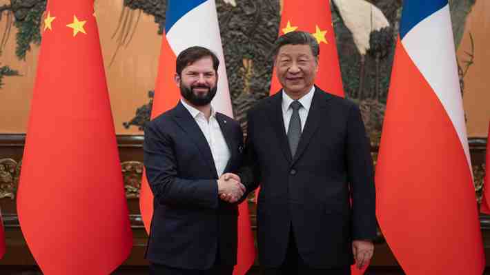 Presidente Boric sostiene bilateral con Xi Jinping: Destaca multilateralismo de Chile y promete aprender chino