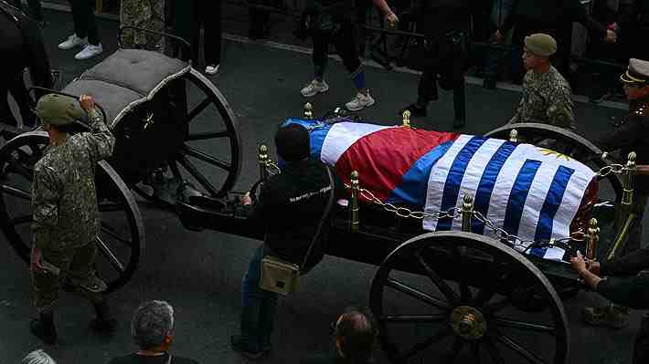 Uruguayos despiden a "Pepe" Mujica con masivo cortejo fúnebre: Restos serán velados en el Parlamento