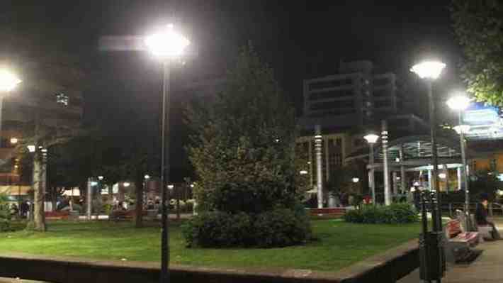 Durmiendo en el pasto y con hipotermia: El hallazgo de menor abandonada en la calle por madre que se fue de fiesta