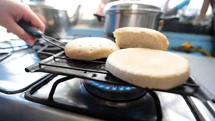 "Parrilla para pan, tortillas y arepas": Marca de utensilios modifica nombre del tradicional tostador chileno y genera polémica