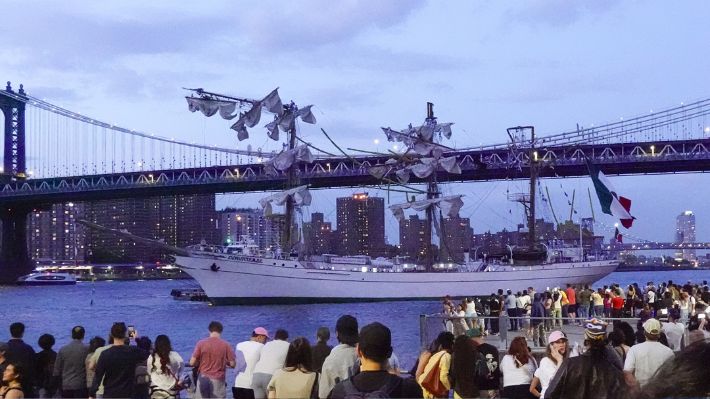 Buque escuela mexicano choca contra puente de Brooklyn: Dos tripulantes murieron y hay una veintena de heridos | Emol.com