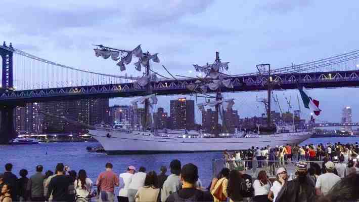 Buque escuela mexicano choca contra puente de Brooklyn: Dos tripulantes murieron y hay una veintena de heridos