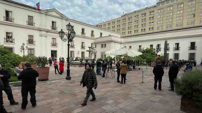 Fuerte olor a gas en centro de Santiago: Funcionarios de La Moneda realizan evacuación preventiva
