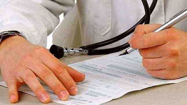 Revuelo por informe de Contraloría: ¿Bajo qué circunstancias un trabajador con licencia médica podría viajar?