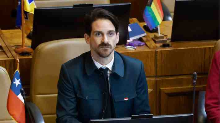 Diputado Winter reconoce que no podrá dedicarse "plenamente" a su labor y asegura que donará dieta