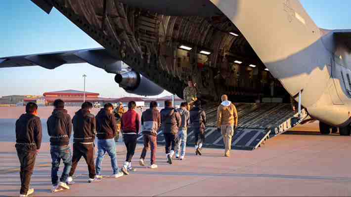 EE.UU. deporta a 44 chilenos que se mantenían ilegalmente en el país: Vuelo despegó este jueves