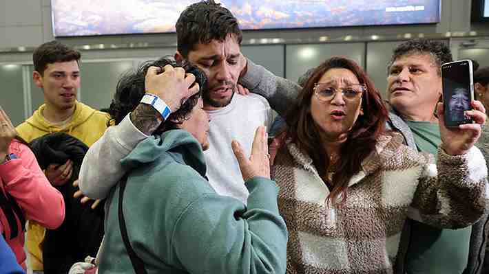 Llega a Santiago vuelo chárter con 44 chilenos que fueron deportados por Estados Unidos