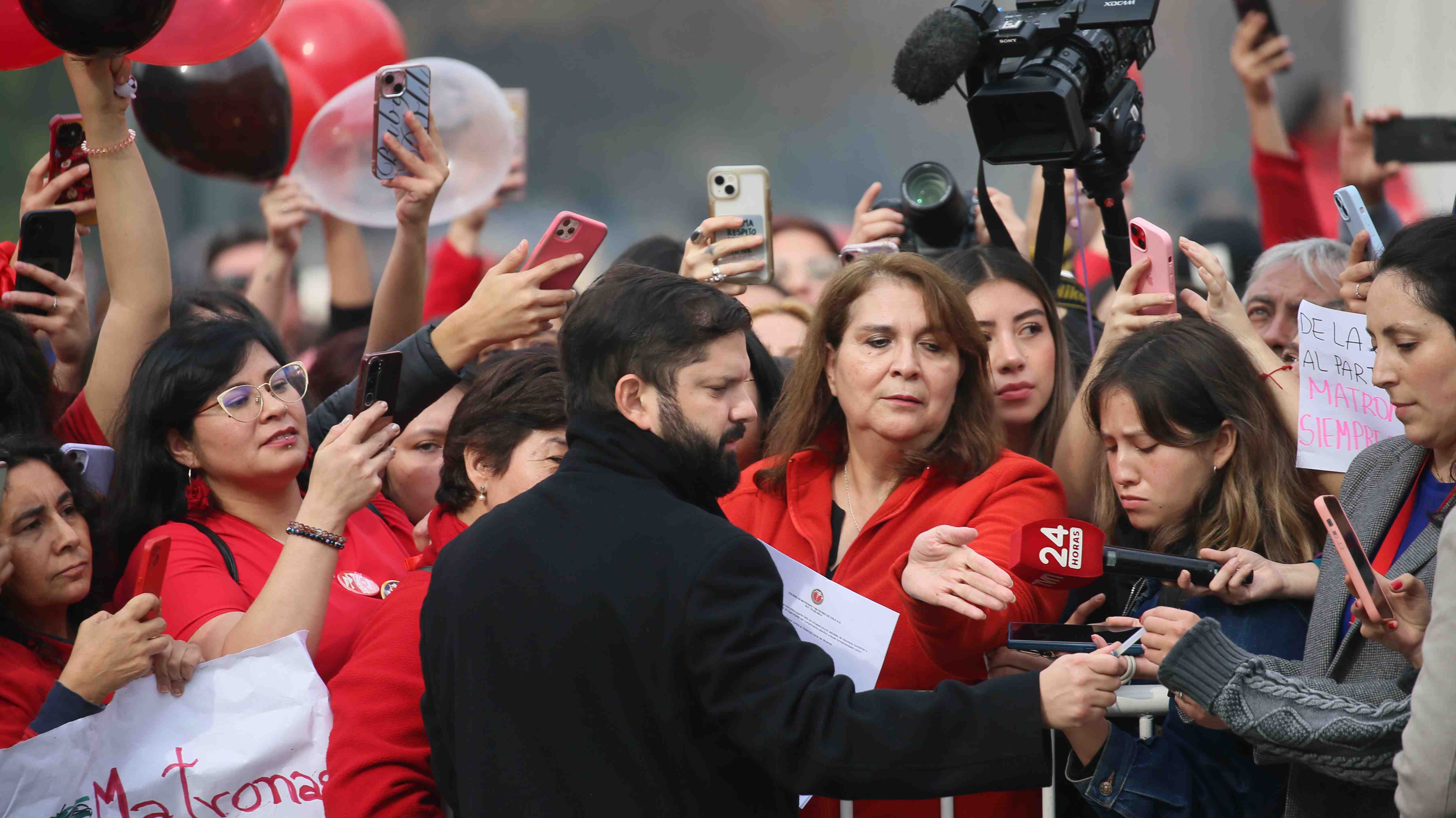 Boric sale a hablar con matronas en manifestación y apela a que será padre: "Estoy sensibilizado con el tema"