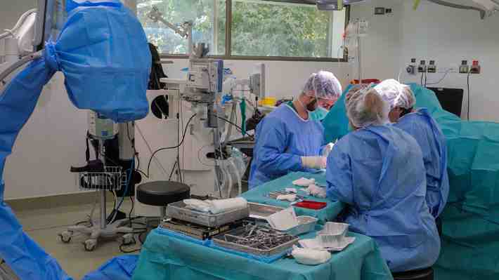 Contraloría detecta que doctores del sector público asistieron partos en clínicas privadas durante sus licencias médicas